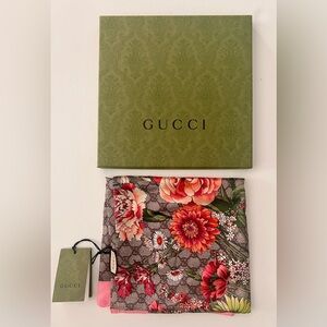 auth GUCCI  Multicolor Bouquets Printed Silk Square Scarf 2022